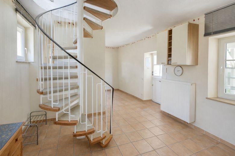 Reetdachhaus nahe Krautsand mit Garten – weitere Immobilie & Baugrundstück optional ⭐ – Wendeltreppe