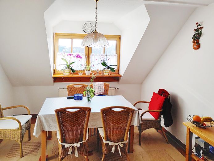Avis aux investisseurs : duplex habité et meublé de 4 pièces avec cuisine, salle de bains et WC supplémentaires, dans un quartier calme proche du centre – Essecke unten