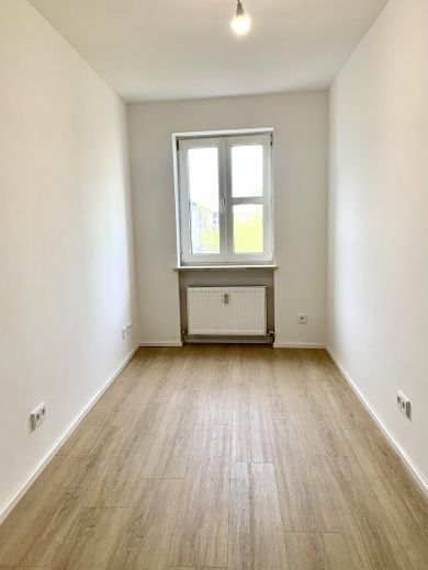 Top modernisierte, gut vermietete 4-Zimmer-Wohnung mit großem Balkon und Parkplatz – Büro / Kinderzimmer
