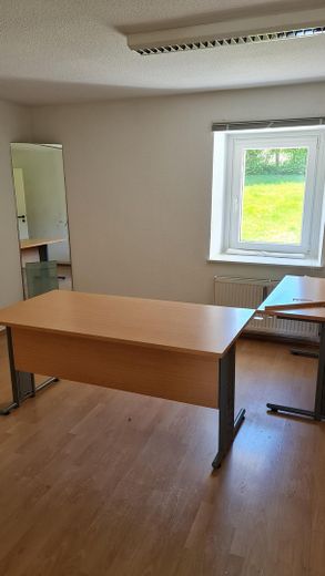 Selten angebotenes Ensemble mit zwei Häusern, Gewerbehalle und großem Grundstück! – Büro