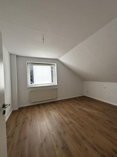 Appartamento mansardato di 3 locali appena ristrutturato con giardino condominiale e posto auto a Horstmar – Schlafzimmer