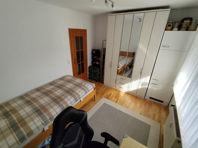 Grand appartement de 4 pièces avec balcon et place de parking en sous-sol, dans un quartier prisé de Bad Homburg – Schlafen 1