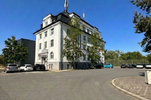 Вражаюча офісна площа в стилі лофт на мансардному поверсі з відкритою дерев’яною несучою конструкцією та панорамним видом на Нюрнберг