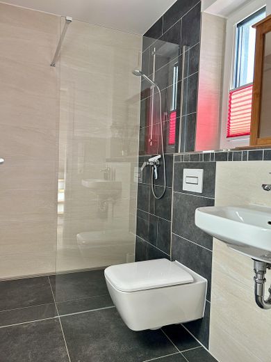 Stijlvolle stadsvilla op een natuurrijke droomlocatie – modern wonen met levenskwaliteit – Gästebad mit Dusche