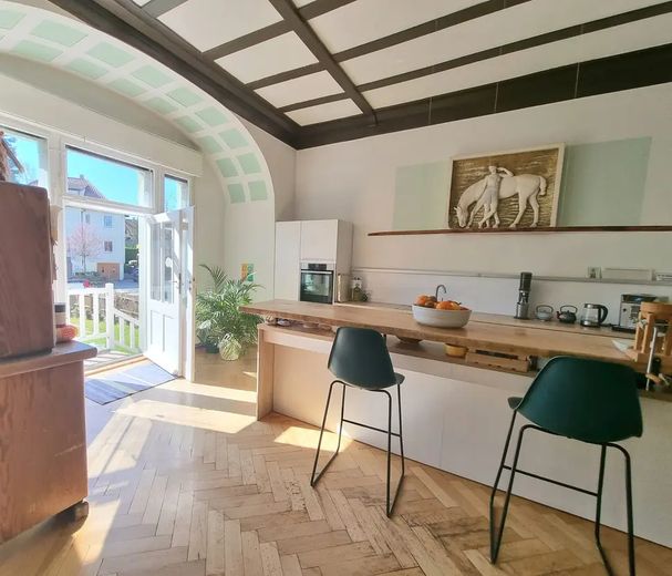 Private sale: Historic villa with 9 rooms and a garden – Küche mit Theke