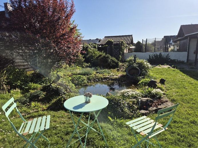 Gepflegtes Haus mit Traumgarten sucht neue Bewohner – Garten mit kleinem Teich