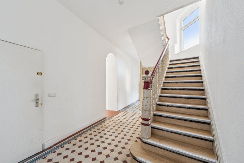 PROVISIONSFREIE renditestarke Kapitalanlage mit Aufteilungspotenzial und modernisierten Wohnungen – Treppenhaus