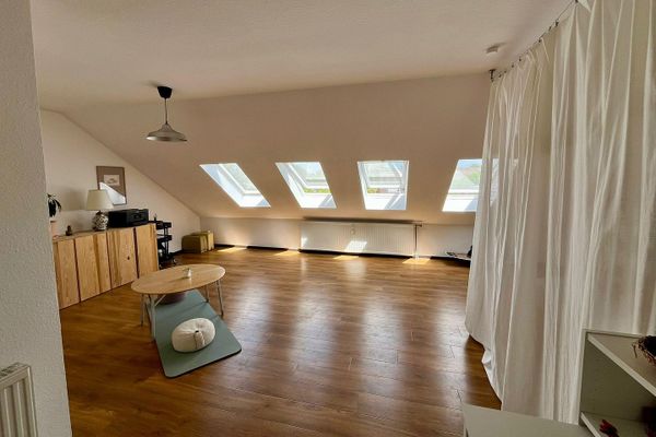 Appartement mansardé au caractère loft avec balcon