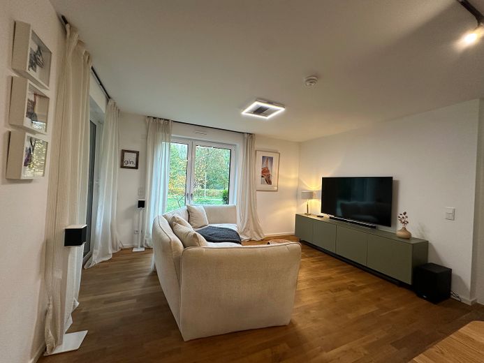 Einzigartige Wasserlage in der Wasserstadt Limmer – 4 Zimmer, 2 Terrassen & unverbaubarer Blick – Fotoğraf 7