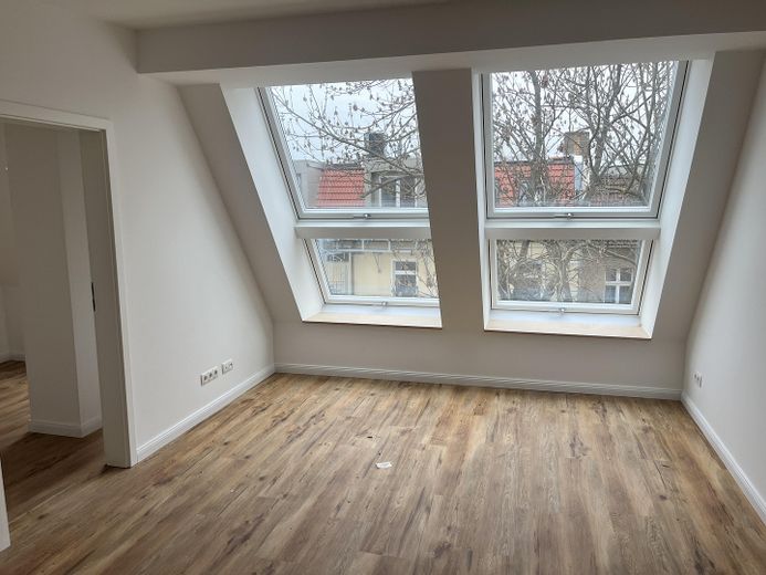 Dachgeschosswohnung Dietzgenstraße 93 – Wohnzimmer 