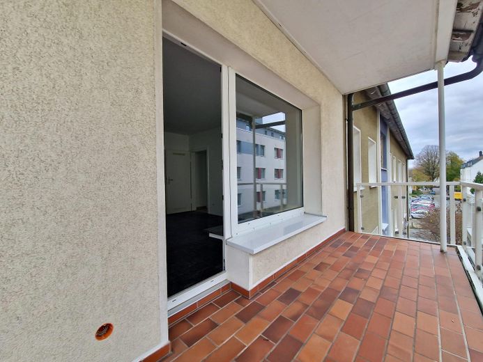 3,5 Raum-Whg. City, 2 Balkone, modernisiert, Bad: Wanne + Dusche + Fenster – Balkon zur Motkestraße 