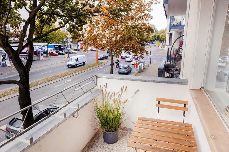 ¡Sin comisión! Tu hogar en Charlottenburg: luminoso apartamento de 3 habitaciones con balcón, cocina equipada y ascensor – Blick vom Balkon
