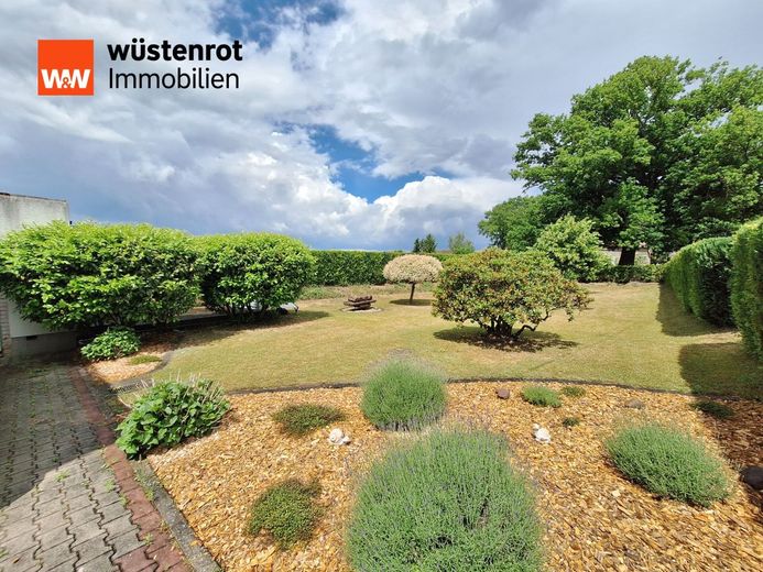 Wohnen mit Charme, Platz und Lebensqualität - Großzügiges Einfamilienhaus auf 1.373 m² Grundstück – Blick in den Garten