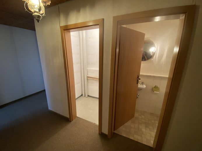 rechts WC links Abstellraum