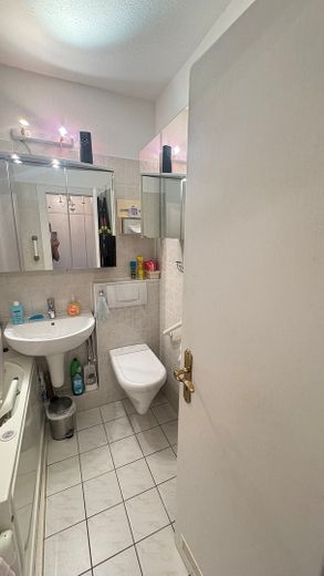 2-Zimmer Wohnung mit Balkon und Außenstellplatz – Bad