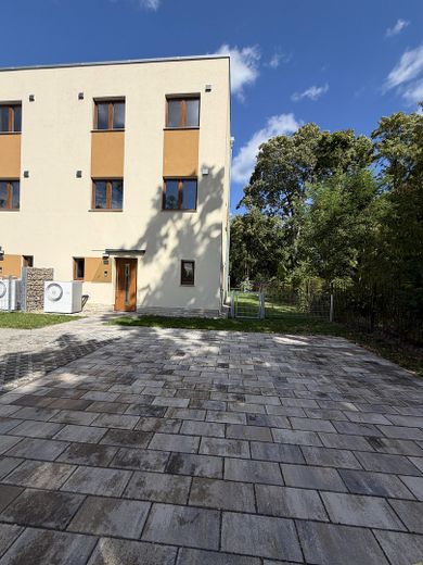 Oturuma hazır – Falkenhagener See’de – hemen taşının veya kiraya verin – Ansicht von Süden mit Garten
