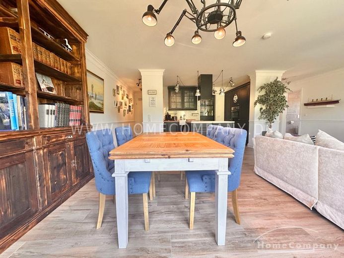 Lichtdurchflutete Designwohnung mit Balkon – 88073b5db116316bc755f65ebd9ec9f8df9693ef.jpg