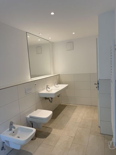 Nur 100 m vom Meer entfernt - Stilvolle 3 ZKB Wohnung mit Marken EBK u. TG Stellplatz – Doppelwaschtisch mit Spiegel