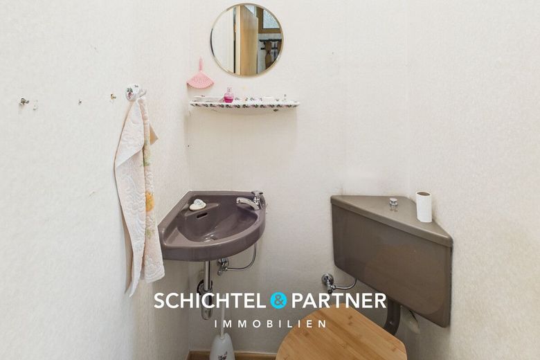 Ohlenhof | Geräumiges Dreiparteienhaus mit großem Grundstück und Gewerbe – S&amp;P | Separate Toilette