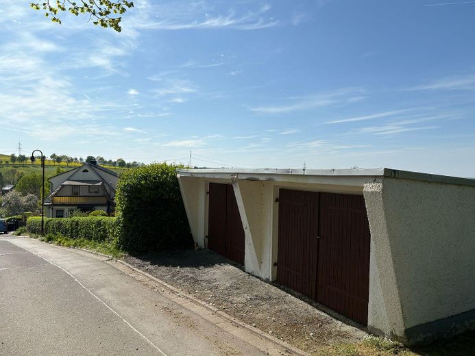 Blick Garagen-Hauptgebäude