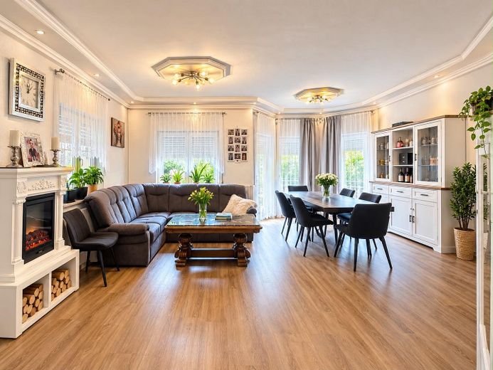 Platz für die ganze Familie: EFH am Feldrand mit Doppelgarage, PV & Sauna – provisionsfrei – Wohn+Esszimmer