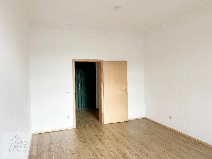 ***EXKLUSIVE 2-RAUM-ALTBAUWOHNUNG MIT STUCKDECKEN &amp; " BALKONEN *** Wohnen im Herzen von Alt-Riesa – Schlafzimmer mit Stuckdecke und Blick Richtung Flurbereich