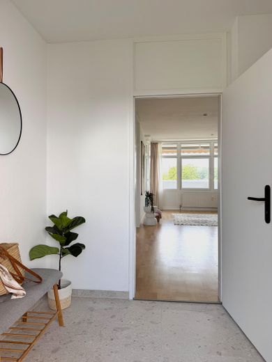 PROVISIONSFREI | Modernisierte 2-Zimmer-Wohnung mit Fernblick, großem Balkon & Einzelgarage – Flur/ Eingang
