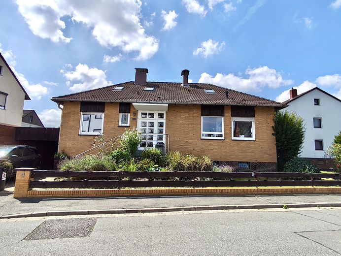großzügiges EFH in schöner Lage – Vorderansicht