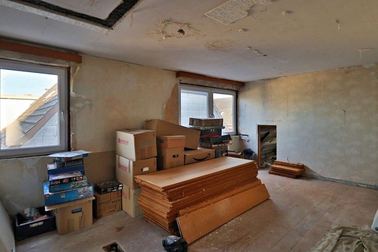 Mehrfamilienhaus mit Ausbaureserve in zentraler Lage von Lunden – DG entkernt