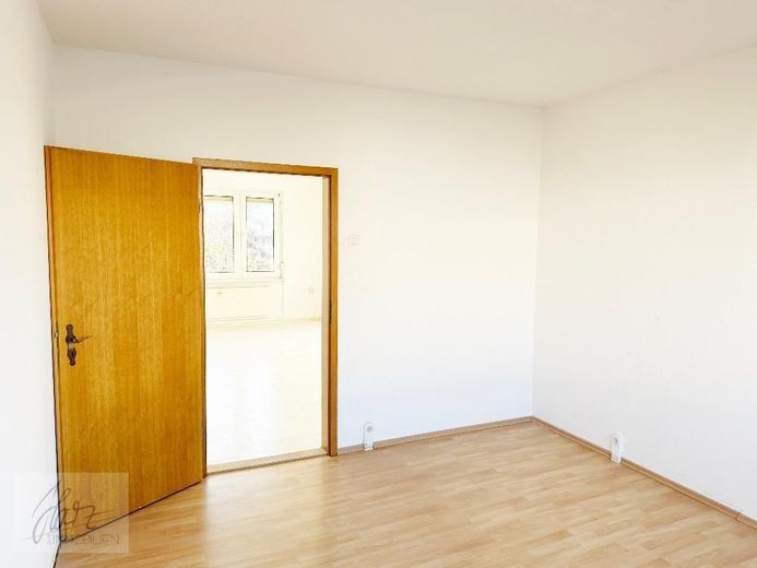 *** IHR NEUES ZUHAUSE WARTET - 3-RAUM-WOHNUNG IN ZEITHAIN MIT RENOVIERUNGSVORTEIL ZUR MIETE! *** – Schlafzimmer mit Blick Richtung Wohnzimmer