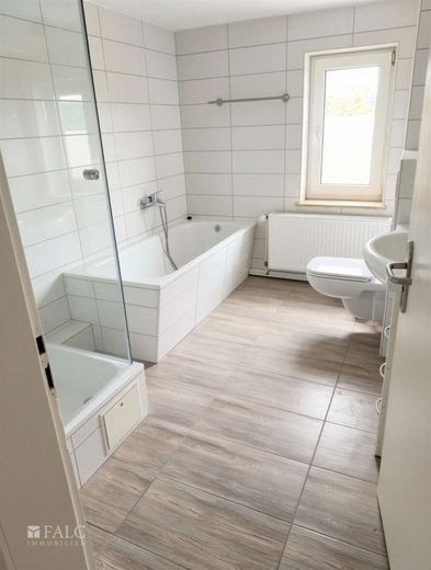Provisionsfrei!!! Renovierte 6-Zimmer-Maisonettewohnung in einem Dreifamilienhaus zu vermieten! – Badezimmer
