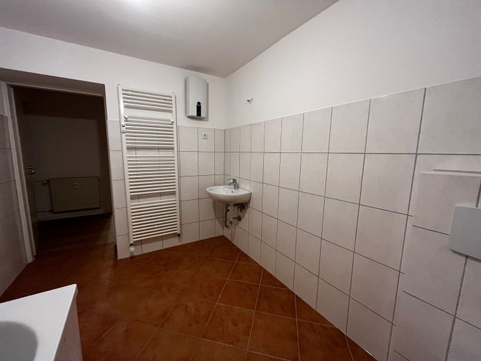 180 m² sanierte Altbauwohnung – Bad 2 mit Badewanne