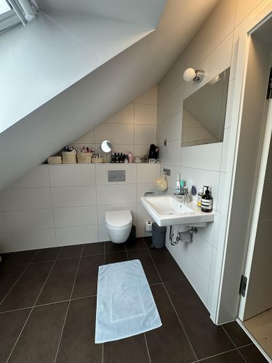 Near Simmerleinplatz: As-new, bright XXL semi-detached house, upscale features, KFW70 standard, with fitted kitchen – DG Badezimmer