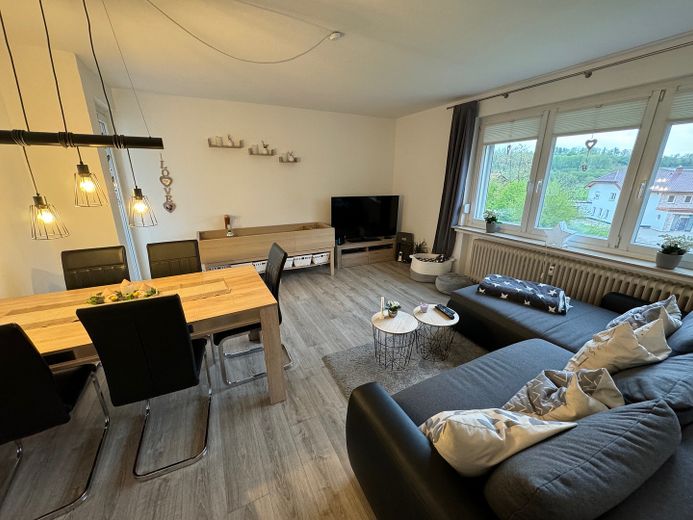 Schöne 4 Zimmer Wohnung mit Garage – Wohnzimmer