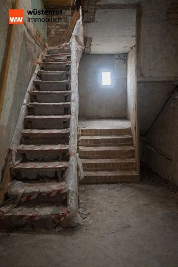 Einfamilienhaus in Rackith. Viel Platz für Familie, Garten, Tierhaltung &amp; individuelle Gestaltung – Treppe zum Dachgeschoss