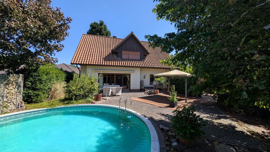 Freistehendes EFH mit Pool, Carport & ca. 1.000 m² Grundstück – provisionsfrei in Vechta – Gesamtblick Terrasse mit Pool