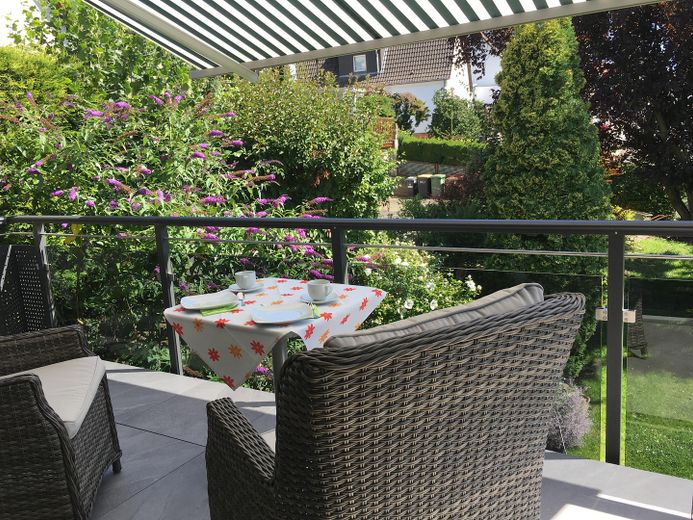 Atractiva casa adosada con balcón, terraza y jardín bien cuidado – Balkon