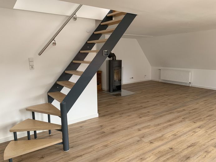 Ampio appartamento maisonette di 4 locali con terrazza sul tetto, camino e vista sull’Albtrauf – Wohnzimmer