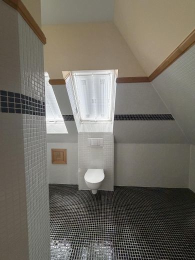 Lichtdurchflutete 2-Zimmer-Dachgeschosswohnung mit zusätzlichem Wohnbereich im Spitzboden – Foto 8