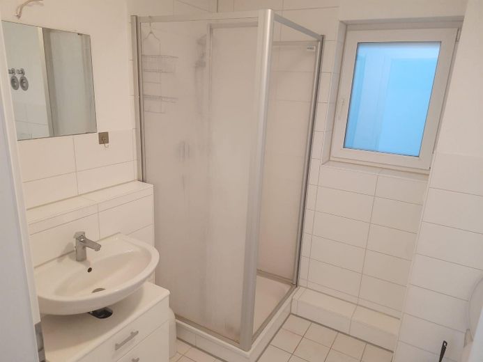 Möblierte 2-Zimmer-Wohnung in Uni-Nähe – Perfekt für WG! – Bad