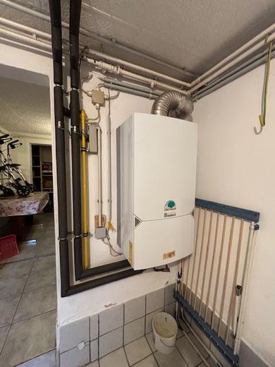 Reihenendhaus, unterkellert mit Nebengelass und Garten – Heizung / Gastherme