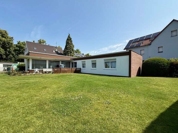 Fröndenberg-Westick: Flachdach-Bungalow mit Gartenoase als perfekter Rückzugsort! – Bungalow Fröndenberg-Westick mit Garten