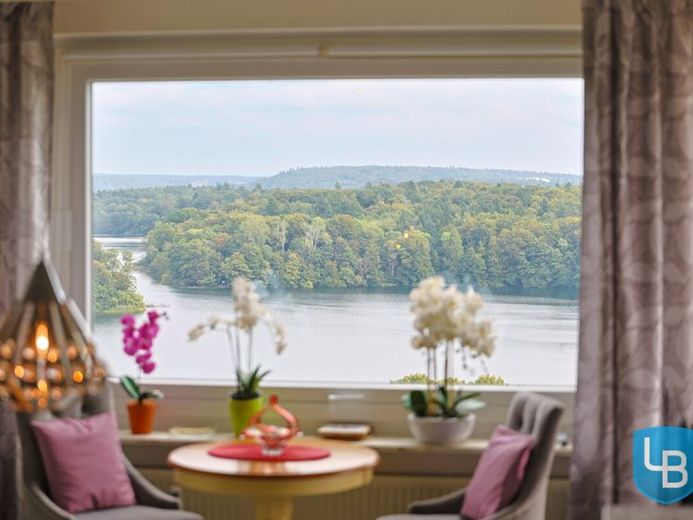 Gepflegte 2-Zimmer-Wohnung über den Dächern von Plön und mit direktem Seeblick – Photo 1