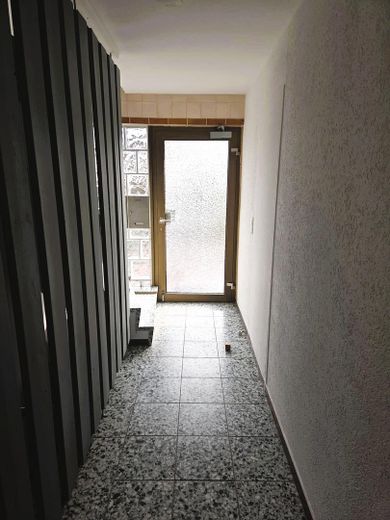 Super Lage: Attraktive 2 Zi, Kü, Bad, Keller, Trockenraum, Stellplatz, Garten zur Mitbenutzung – gepflegtes Treppenhaus