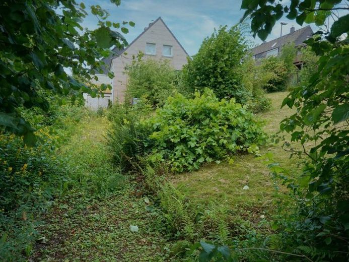 Sonnengrundstück in zentraler Lage zu verkaufen! – Foto 1