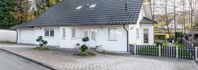 Gebäudefront mit Garage 