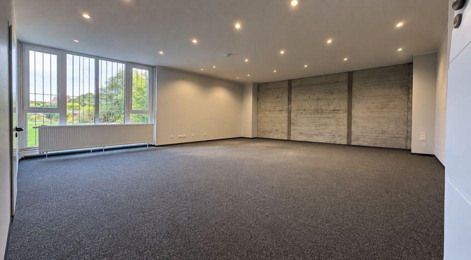 Magazzino, produzione, ufficio/locali sociali 750m² + 206m², area esterna >5000m² (opzione + lavorazione CNC circa 400m²) – Foto 16
