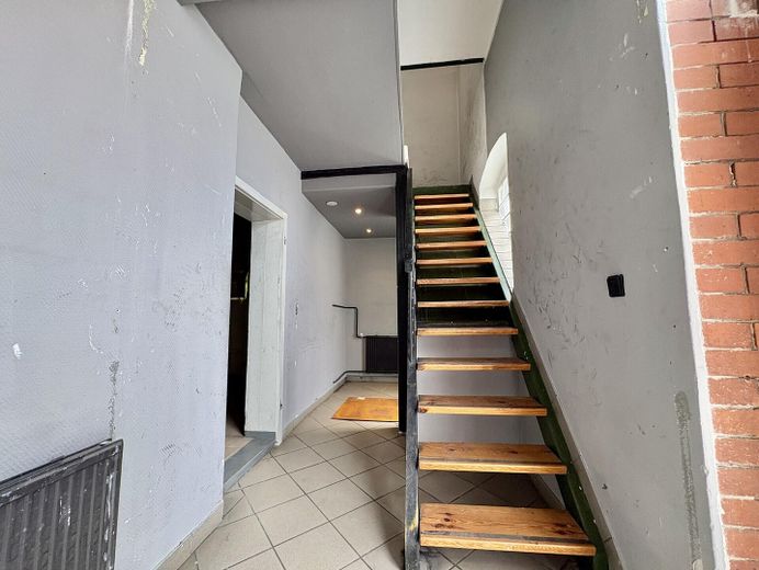 PROVISIONSFREI | KFZ-Werkstatt mit Lackierkabine & 17 Stellplätzen – 557 m² – Empfangsbereich und Treppenhau