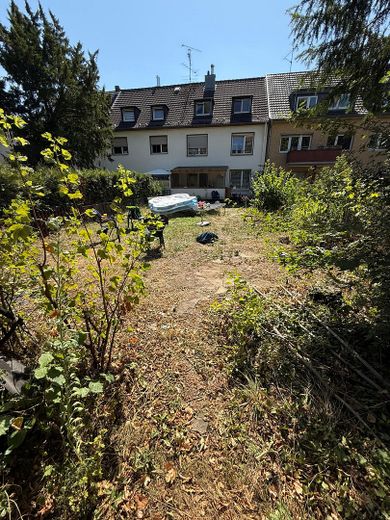 3-Zimmer-Wohnung mit großzügigem Privatgarten und Terrasse – Garten
