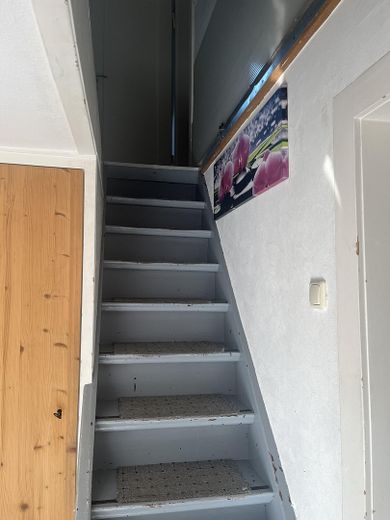 Einfamilienhaus mit 86 m² Wohnfläche in Rodgau + Bauplatz – Treppenaufgang